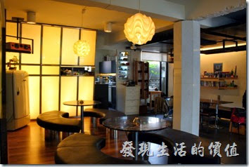 台南 Noi coffe（河內咖啡）的屋內擺設與廚房。