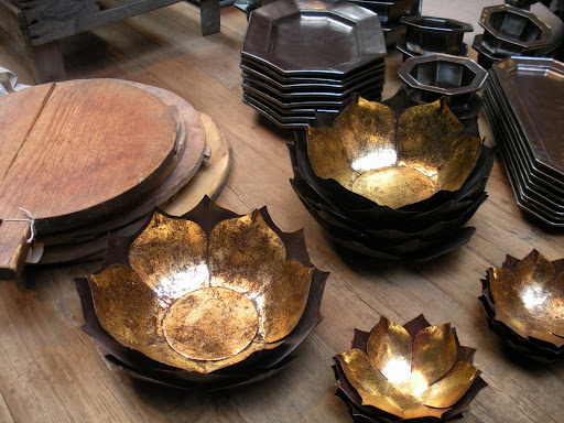 These dishes are so lovely. The petals remind me of flames and flowers all at once.
