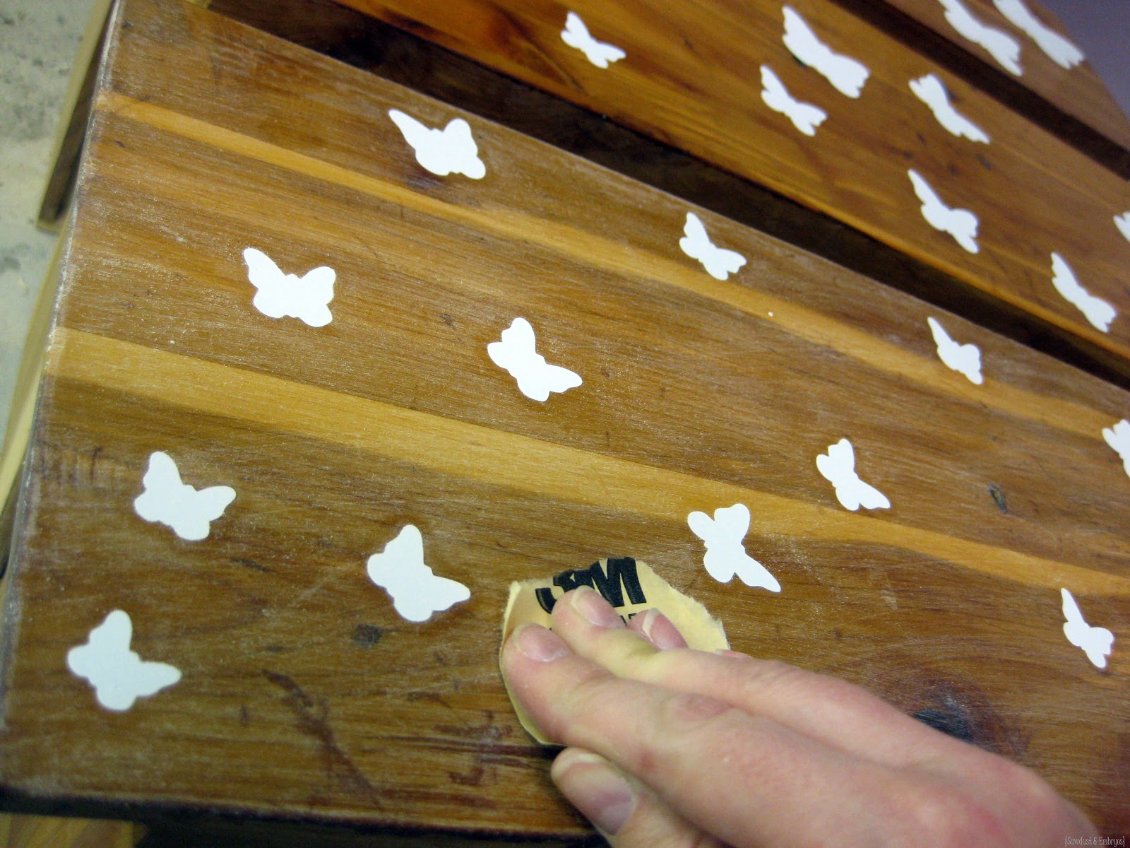 [Sanding%2520over%2520Vinyl%2520to%2520Prep%2520surface%2520for%2520painting%2520%257BSawdust%2520and%2520Embryos%257D%255B4%255D.jpg]