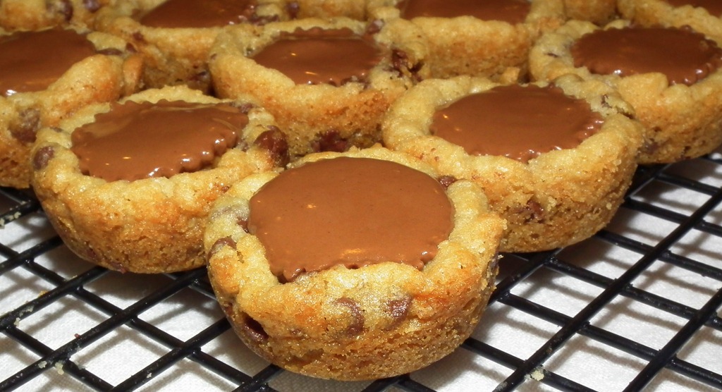 [Mini%2520Reese%2520Peanut%2520Butter%2520Cup%2520Chocolate%2520Chip%2520Cookie%2520Cups%255B5%255D.jpg]