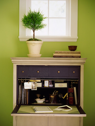 Here is a look at the desk in use.