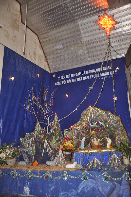 Hang đá trong nhà thờ giáo xứ Hòa Ninh