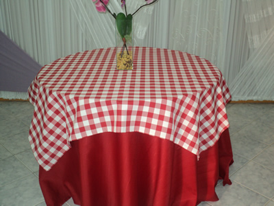 Sobre Toalha Panama Xadrez, Linha: Dama Fotos de Linha Hotel Restaurante. Foto numero 2 da empresa de toalhas e tecidos Tropical Toalhas, que vende tecidos, toalhas, capas de cadeira e guardanapos para festas e eventos; toalha redonda longa, sobretoalhas (sobre-toalhas), toalhas especiais, sobrecapas (sobre-capas), caminho de mesa, capas de almofadas e aventais, nos tecidos cetim podange, gorgurao, shantung (xantungue), voil liso, voile bordado, voal estampado, jacard (jacquard), panama gold, e em estilos matelasse, fanstasminha, princesinha, fraque, em diversos formatos e tamanhos. tecidos para decoração rio de janeiro rj venda festa eventos toalha redonda tecido loja capa cadeira caminho mesa almofada capas cadeiras lojas viscose elastano como fazer têxteis flores igreja