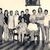 Foto da família Machado Coelho, por volta de 1972. Da esquerda para a direita. Sentados: Dona Celina e Seu Machado. De pé: Célia, Marcinha, Teté, Socorro, Ana, Rosa, Valdir, Joaquim, Geraldo, Inocêncio (Caboco) e Ronaldo.