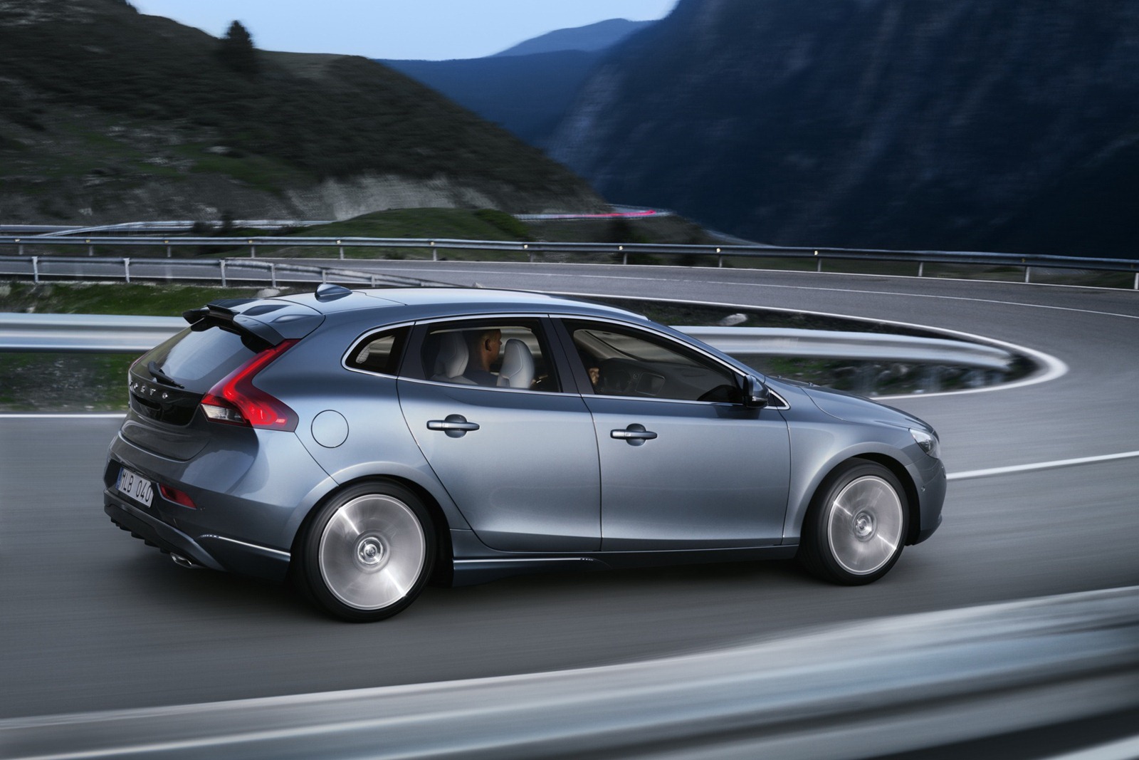 [2013-Volvo-V40-2%255B2%255D.jpg]