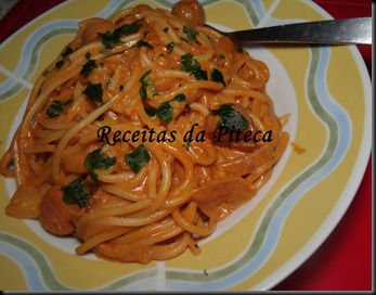 Esparguete com molho de tomate e salsichas Esparguete com molho de tomate e salsichas