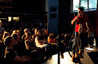 Forskarpuben ”Stand-up for Science” med Afterwork  på ForskarFredag i Trollhättan 2011. Årets dragplåster var Özz Nujen. Foto: Högskolan Väst.