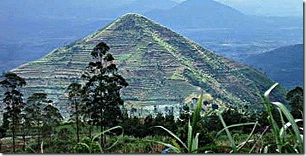 piramida indonesia gunung saduhurip