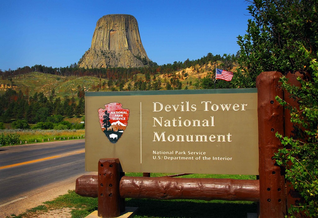 [Devils-Tower-Sign4.jpg]
