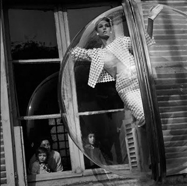 melvin-sokolsky-faces-in-window-simone-daillencourt-paris-1963