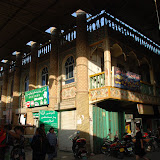 Turfan - Bâtiment à balcon dans marché