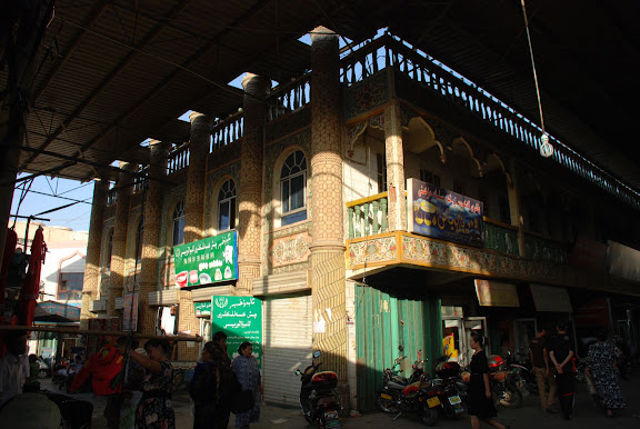 Turfan - Bâtiment à balcon dans marché