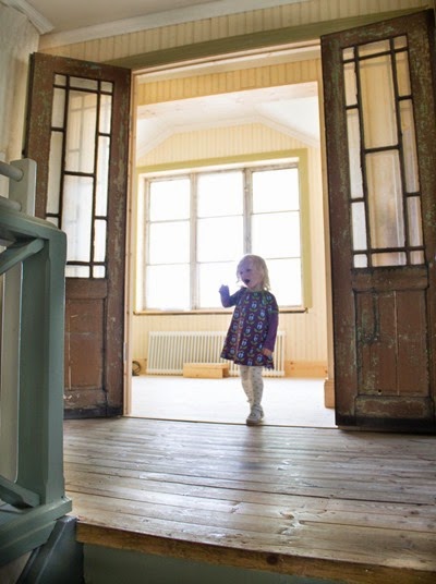 Hall med glasade spegeldörrar Hall med glasade spegeldörrar