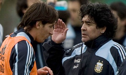 Argentina's national soccer team coach Diego Maradona gives instructions to Lionel Messi (L) during a training session at the squad's camp in Buenos Aires, September 1, 2009. Argentina will play Brazil in a 2010 World Cup qualifying soccer match in Rosario Central stadium on September 5 in Rosario, about 310 km (192 miles) north of Buenos Aires.  REUTERS/Enrique Marcarian (ARGENTINA)
