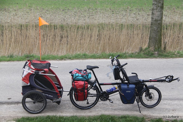 De goederentrein is zwaar beladen