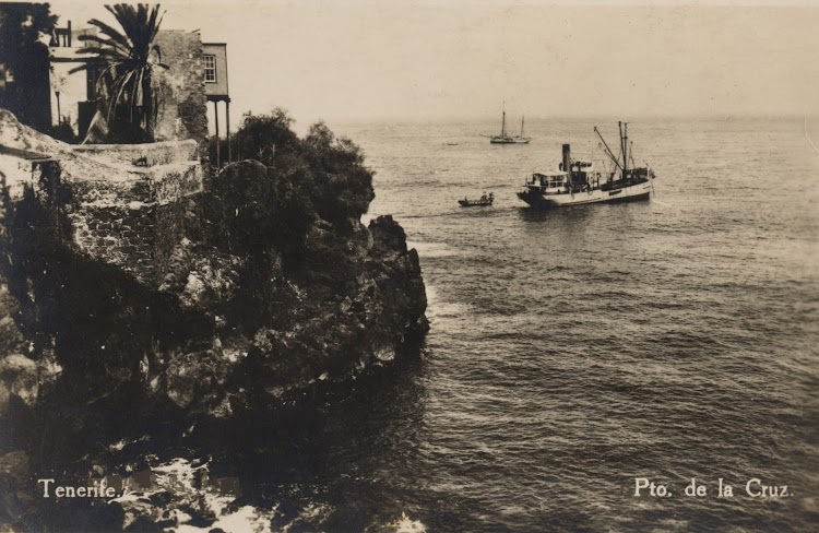 Posiblemente el GUANCHE fondeado en Puerto de la Cruz. Foto Archivo FEDAC.jpg