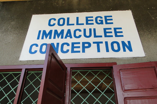 Collège  conception immaculée.JPG - Collège soutenu en livre par l'association l'oeil de l'enfant . Brazzaville. Nov. 2009