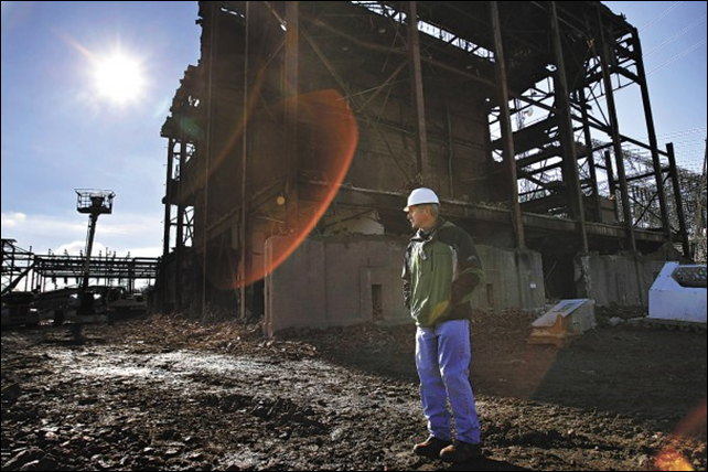 The Tennessee Valley Authority&rsquo;s board voted Thursday, Nov. 14, to close six more coal-powered units in Alabama and replace two more in Kentucky with a new natural gas plant. Photo: Alex Slitz / AP