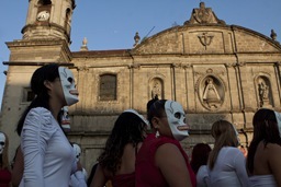 MÉXICO, D.F., 29OCTUBRE2011.- Cientos de trabajadoras sexuales del barrio de La Merced realizaron una procesión desde la Plaza de la Soledad hacia la plaza de la Aguilita en recuerdo a sus compañeras difuntas.
FOTO: RODOLFO ANGULO/CUARTOSCURO.COM