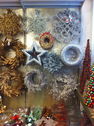 The texture on the wreaths adds so much beauty.
