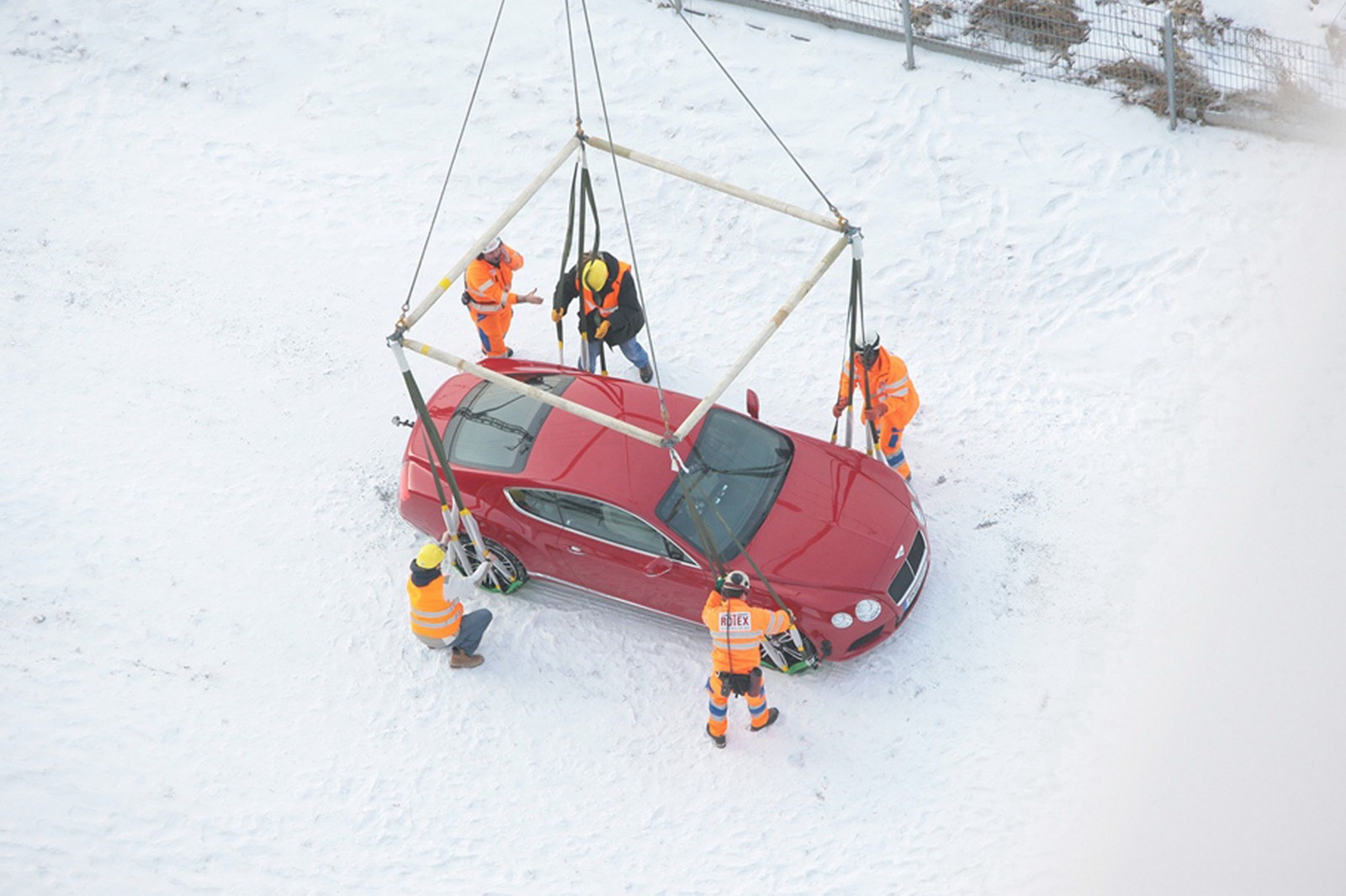 [Bentley-Continental-GT-Helicopter-3%255B5%255D.jpg]