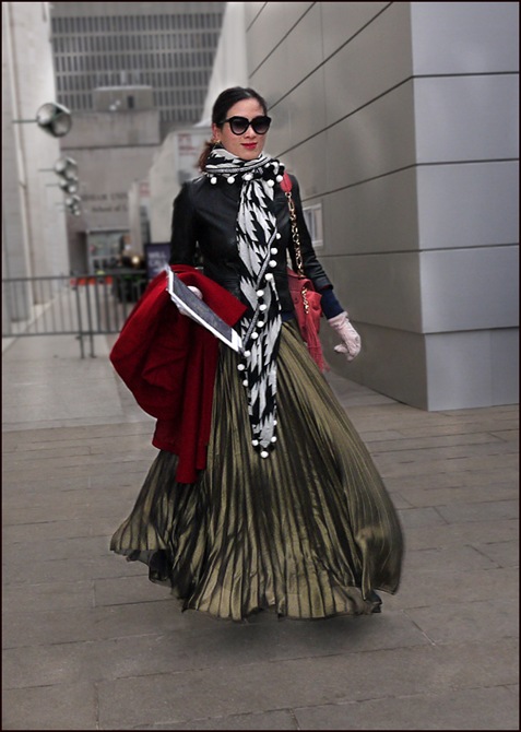 w green long pleated skirt black jacket long black and white scarf ol