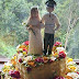 Detalle pareja de novios caracterizados, elaborados con papel.