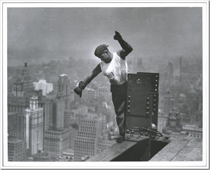 Orientando o guindasteiro Worker-on-Empire-State-building-signaling-the-hookman-1931