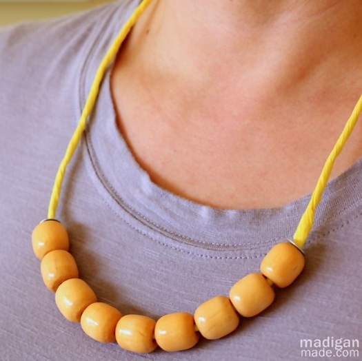 [neon-diy-necklace-with-beads-and-raffia-02.jpg]