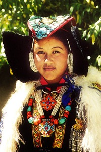 Ragazza in costumi tradizionali a Leh
