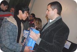 Juan Pablo de Jesús entregando netbooks a alumnos