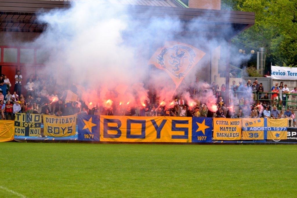 [torce-boys-triangolare-foto-da-wwwbo%255B1%255D.jpg]