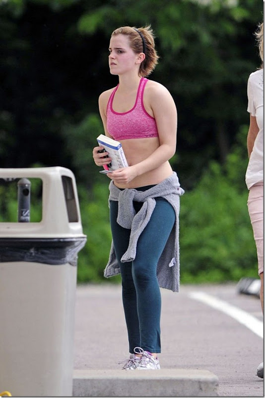 Emma Watson com um top rosa (5)