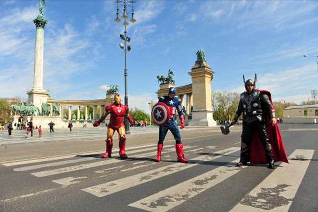 Szuperhősök tere - Vasember, Thor és Amerika Kapitány a Hősök terén