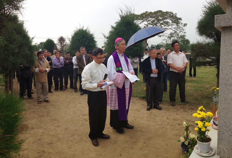 Hình ảnh thăm viếng và thánh lễ cầu nguyện cho các bậc tiền nhân tại Làng Sông