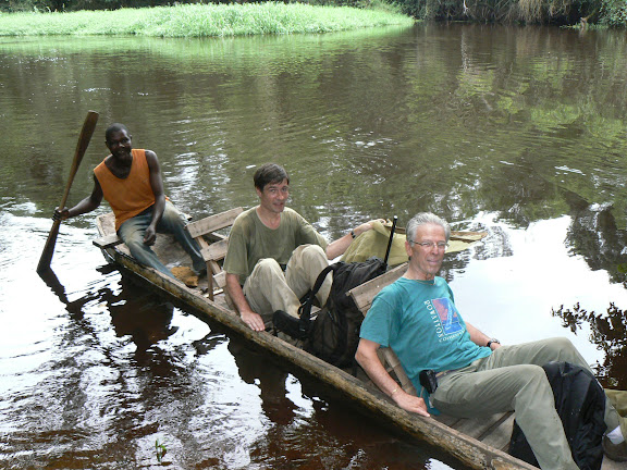 Sur la Soo, affluent de la Nyong, avec le piroguier Serge. Ebogo (Cameroun), 27 avril 2013. Photo : C. Renoton