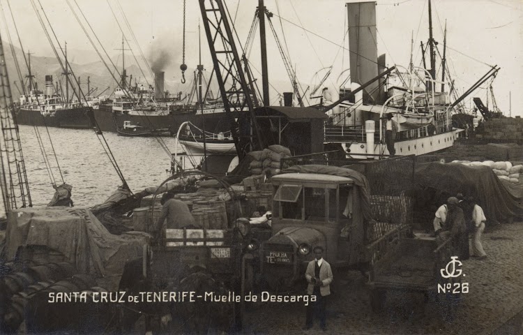 Descarga en el muelle del puerto de Santa Cruz de Tenerife. Se aprecia el bote salvavidas situado sobre la misma popa. Archivo FEDAC.jpg