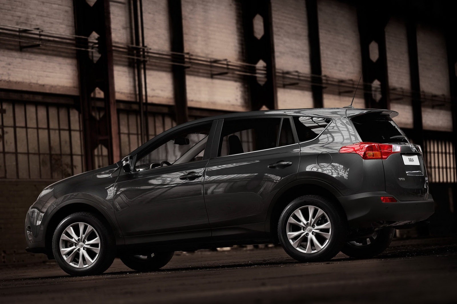 2013-Toyota-RAV4-SUV-12[2].jpg