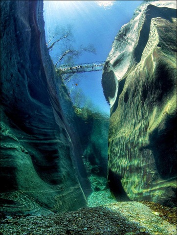 [incredibly_clear_waters_of_the_verzasca_river_640_high_02%255B3%255D.jpg]