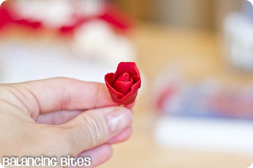 How to make small gumpaste roses (27)