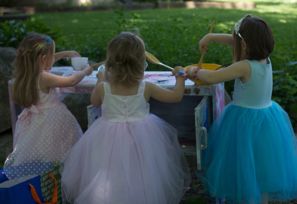 [Princesses%2520at%2520the%2520Mud%2520Kitchen%255B3%255D.jpg]