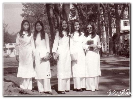 Nét mặt tươi cười của những nữ sinh xinh xắn một trường trung học ở Đắk Nông khi trở lại trường học.
