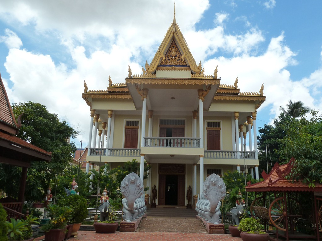 [Cambodia-Phnom-Penh-Botum-Watsi-Pago%255B7%255D.jpg]