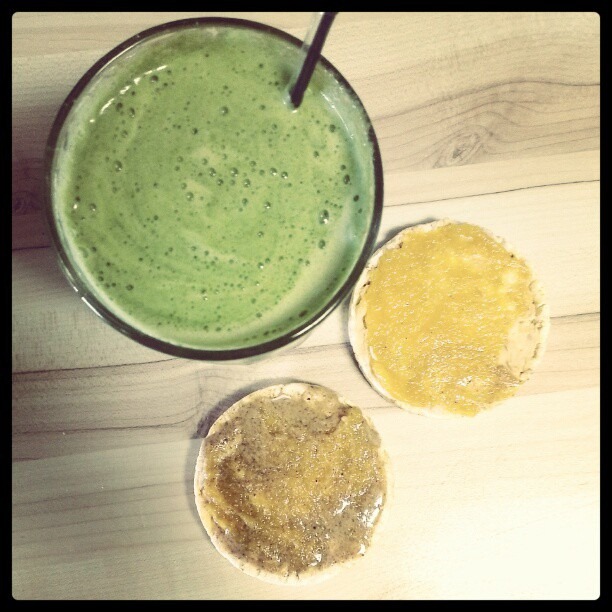 [2%2520Snack-Favorit%2520-%2520gr%25C3%25BCner%2520Saft%2520und%2520Maiswaffeln%2520mit%2520Nussbutter%255B3%255D.jpg]