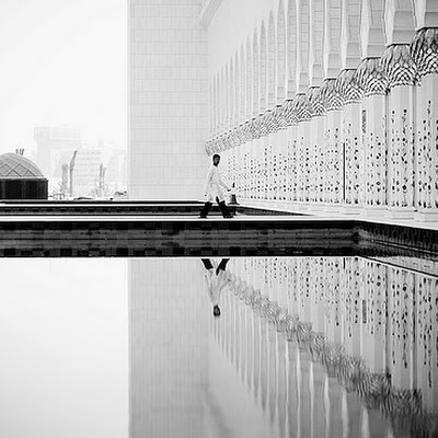 Another shot from the backlog from last weeks visit to the Sheikh Zayed Mosque in Abu Dhabi. I loved the setting with the columns and the reflection as you can surely tell ;).Explored.Taken for my Project 365. Your comments give me the will to continue, so come on: say something!Please don't leave badges, group images or invitations on my photos.<br> © Stephan Geyer<br> 3366639473.jpg