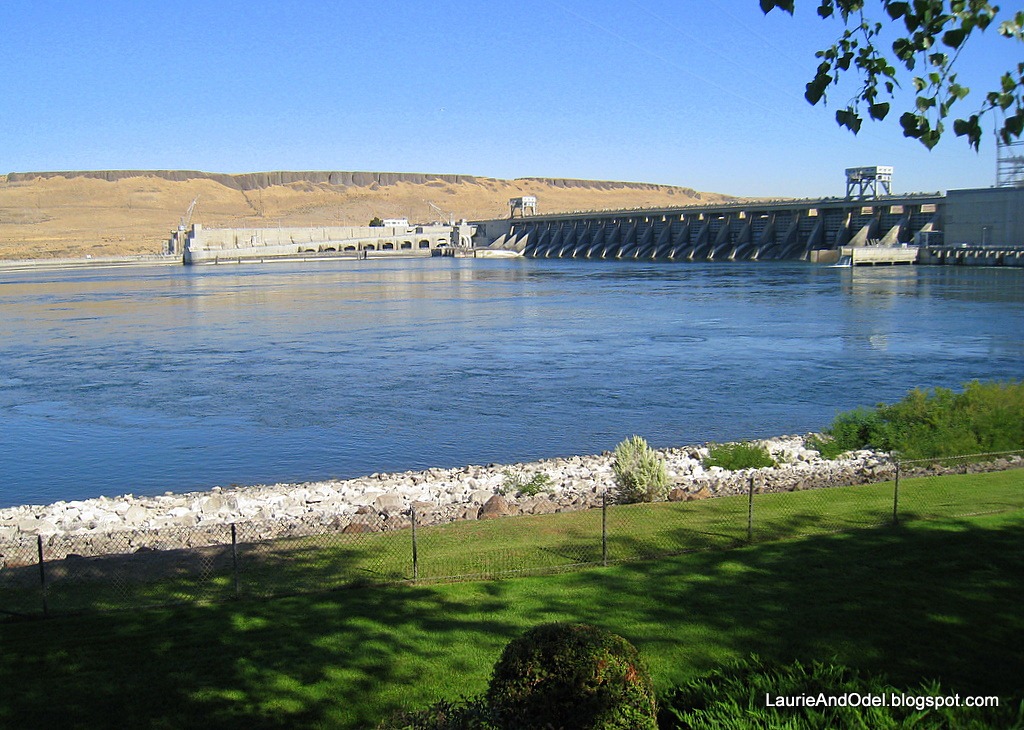 [McNary-Dam-and-Lock-from-the-green-O.jpg]