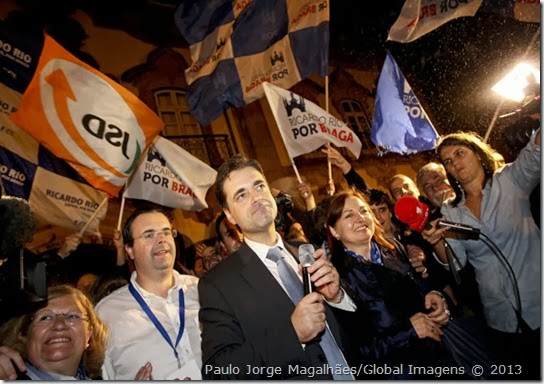 Braga, 29/09/2013 - Autárquicas 2013. Resultados das eleições autárquicas com o candidato Ricardo Rio, no Hotel Mercure, em Braga.<br />Na foto: Ricardo Rio deslocou-se à Praça do Município, onde milhares de pessoas o aguardavam em frente à Câmara Municipal.<br />( Paulo Jorge Magalhães / Global Imagens )