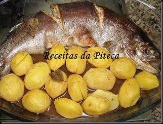Truta salmonada assada com limão e vinagre balsâmico Truta salmonada assada com limão e vinagre balsâmico