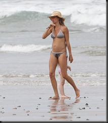450846571_Gisele_Buendchen_Bikini_Candids_on_the_Beach_in_Costa_Rica_July_23_2012_02_123_500lo