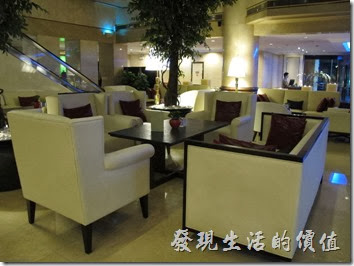 上海-齊魯萬怡大酒店。這是16樓的行政房以上專用的早餐、下午茶的空間，等你升等到金卡等級或多付些錢住到較好的客房就可以來這裡用餐了，不需要人擠人，但餐點相對比較少。